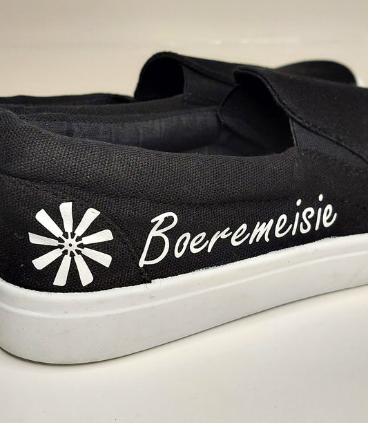 Boeremeisie slip on black tekkies